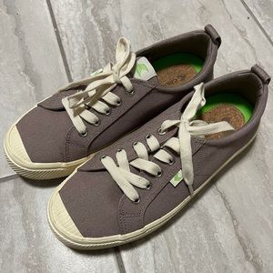 Women’s grey canvas Cariuma sneakers